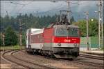 1044 108 (9181 1044 108-9)  heult  am Zugschluss einer RoLa durch das Inntal zum Brennersee.  (08.07.2008)
