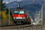 Teleaufnahme der 1044 058 welche mit einem Gterzug in Richtung Villach fhrt.