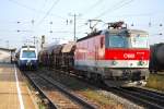 1044 009 mit einem kurzen Gterzug, der fr den im Bau befindlichen Wienerwaldtunnel bestimmt war, bei der Durchfahrt in Wien Htteldorf (10.10.2008)