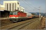 E-Lok 1044 052 fhrt mit einem Gterzug in Richtung Villach.