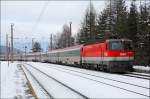 Der Semmering ist fr jedermann interessant! Ich nutzte diese Gelegenheit und fuhr am 30. Jnner 2009 zur Haltestelle Eichberg um dann zur eigentlichen Fotostelle zu gehen. Doch bevor ich zur Fotostelle ging, kam noch diese schne 1044er daher mit der schnen Wortmarke. 1044 079 bespannte den mit +4 verspteten OIC 533 ber den Semmering nach Villach Hbf. 30.01.09