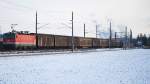 1044 067 hat so eben die Betriebsgleisen der Papierfabrik Nettingsdorfer mit einem langen Gterzug verlassen, 9.2.2009