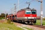 1044 071 mit Toyota-Zug 49581 ist, aufgrund der Sperre der Donaubrcke auf der Franz Josefs Bahn, Richtung Stockerau unterwegs. Die Aufnahme ist am 19.04.2009 kurz nach Absdorf-Hippersdorf entstanden. 