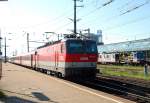 Am 13. Juni 2009 brachte die 1044 015 den EZ 5918 RADEXPRESS DONAU, der an diesem Tag aus ungefhr zwlf Schlierenwagen und aus einem Radwagon bestand, von Wien Sd nach Passau. Ich fotografierte sie in Wien Htteldorf.