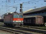 Die 1044 014 am 11.10.2008 bei einer Rangierfahrt in Salzburg Hbf.