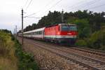 1044 050 mit OIC536  Jacques Lemans  von Villach nach Wien Sdbahnhof, kurz vor Wiener Neustadt, 25.09.2009.