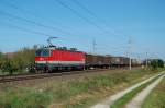 Mit einem lngeren Gterzug ist am 26.09.2009  die 1044 036 in Oftering durchgefahren.