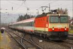 Wieder einmal Regen ... und wieder einmal 1044 117 ;O)
1044 117 fhrt mit IC 536  Jacques Lemans  von Villach nach Wien Sd.
Zeltweg 18.11.2009