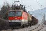 E-Lok 1044 030 fhrt mit einem gemischten Gterzug in Richtung Villach.
Zeltweg 30.12.2009