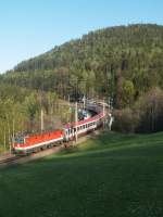 1044-003 am 14.04.2009 mit einem IC Richtung Gloggnitz bei der Apfelwiese bei Eichberg am Semmering