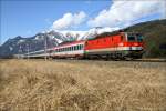 Vor der Kulisse der Eisenerzer Alpen, fährt E-Lok 1044 059 mit IC 513 von Salzburg nach Graz.