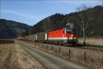 Eine der letzten 1044  mit Pflatsch, ist die 1044 044 welche hier mit einem gemischten Gterzug nahe Fensch zu sehen ist.
23.03.2010