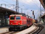 1044 094 durchfährt am 29.05.2010 mit einem Güterzug den Bahnhof Wiener Neustadt .