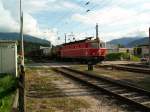 1044 093 am 17.8.05 noch im alten Lack in Saalfelden mit GZ Richtung Wrgl.
