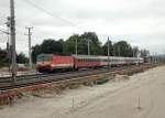 1044 092 im Schachbrettdesign mit dem IC 549 kurz vor der Einfahrt in St. Valentin am 20.8.2005