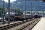 1044 092 hat den Semmering hinter sich gelassen und fahrt jetzt mit dem IC654 durch den Bahnhof Gloggnitz seinen nchsten Halt entgegen.