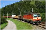 1044 092 im Schachbrettdesign fhrt mit Gterzug 54507 von Wien Zvbf nach Villach. 
Unzmarkt 26.8.2010