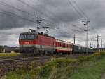 Die 1044 053 am 28.08.2010 mit dem EZ nach Passau unterwegs bei Oftering. 