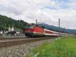 1044 118 mit OIC542 Wien Westbahnhof-Innsbrck Hauptbahnhof bestehende aus ein Deutsche Wagen und sechs sterreichische Wagen bei Brixen im Thale am 12-8-2010.