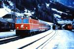 1044.83 beim Halt mit dem Schnellzug Bregenz - Wien Ende der 1970er Jahre im inzwischen velegten Bahnhof von St. Anton am Arlberg
