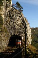 Aus dem Weinzettelwand Tunnel fhrt 1044 003 mit dem IC 259 von Wien Meidling nach Maribor.
22.10.2010 