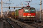 1044 050 ist am 23.02.2011 im letzten Sonnenlicht eines kalten Februarnachmittages zwischen Wien Erdberger Lnde und Wien Haidestrasse unterwegs.