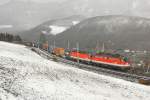 Bei leichtem Schneetreiben, fuhren heute die beiden E-Loks 1142 680 + 1044 032 mit diesem Containerzug ber die Semmering Nordrampe.