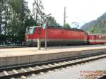 In den Bahnhof Zell am See fhrt 1044 073 mit ihrem Personenzug ein.