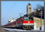 Eine wirklich schne Eilzuggarnitur gezogen von 1044 035 am 15.1.2006 bei der Durchfahrt in Grafenstein (Franz-Josefs-Bahn)