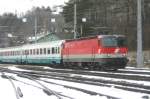1044 032-9 mit einem IC von Roma nach Wien Sdbahnhof bei der Durchfahrt in Payerbach-Reichenau. (10.2.2006)