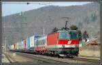 1044 018 am 22.3.2006 kurz vor Graz mit einer RoLa Richtung Sden utnerwegs.