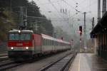 Die BB 1044 085 fhrt an einem verregnetem Morgen mit einem OIC nach Graz durch den Bahnhof Payerbach-Reichenau am Semmering.