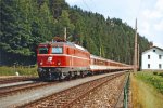 Die neu gelieferte 1044.117 die bis zu ihrem Unfall nur kurze Zeit in Blutorange existierte, fhrt am 28.6.86 mit Ex-131  Wulfenia  in den Bhf.Semmering ein.