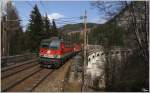 1142 685 und 1044 117 fahren mit dem Gterzug 56521 von Wien Zvbf nach St.Michael, hier bei der Querung der Kalten Rinne nahe Breitenstein.