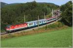 ber die Steinbauer Wiese nahe Eichberg, rollt 1044 005 mit dem EC 32  Allegro Stradivari  (Venezia S Lucia - Wien Sdbahnhof) talwrts.  
31.8.2008