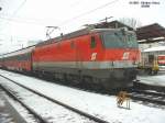 Lok 1044 072 mit Fernverkehrswagen am 27.01.2003 in Salzburg Hbf.