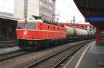 Mit einem gemischten Gterzug am Zughaken durchfhrt die 1044.40 am 11.10.2008 den Bahnhof von Bruck/Mur.