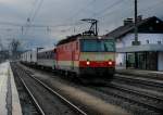 1044 117 mit einer Rola nach Wrgl Terminal am 24.12.2008 bei der Durchfahrt in Brixlegg.