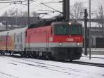 1044-106 fhrt mit einene Hilfszug in Richtung Kufstein durch Jehnbach. 22.01.09