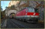 1044 020 bei der Durfahrt des Krauseltunnels kurz vor Breitenstein am 26.10.2006. Leider hat um diese Zeit die Sonne die Strecke noch nicht ausgeleuchtet.