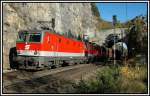 1044 058 und eine 1142 am Nachschiebedienst ber den Semmering von Mrzzuschlag nach Gloggnitz, am 26.10.2006 beim Krausel Tunnel.