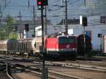 1044.124 mit einem Güterzug von Hall in Tirol nach Wolfurt bei der Durchfahrt im Bahnhof Bludenz am 30.