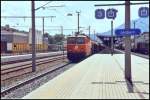 1044 120, eine der letzten Blutorangen 1044er fhrt im Sommer 2005 mit einen Gterzug durch den Bahnhof Jenbach.