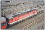 Aufs Dach geschaut ;-) Die Wiener 1044 257 wartet im Sommer 2000 mit einem EuroCity auf die Weiterfahrt nach Bregenz.