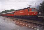 1044 119 rollt am Zugschluss eines EuroCitys von Bludenz Richtung Wien mit. Aufgenommen im Sommer 2000 whrend eines Regenschauers im Bahnhof Kiefersfelden.