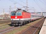 IC 642  Hotel IBIS   ist einer der wenigen Fernreisezge auf der Westbahn die nicht mit einem Taurus bespannt sind. Am 27.03.2007 brachte die 1044 025 die Fahrgste von Wien nach Salzburg.Zu sehen ist der Zug wie er gerade Wels verlsst. 