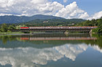 Die ÖBB-Lok, Baureihe 1144 mit dem EC am 18.06.2016 in Villach an der Drauschleife.