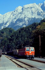 Mit einem Güterzug am Haken durchfährt 1044 005-8 im September 1986 den Bahnhof Werfen