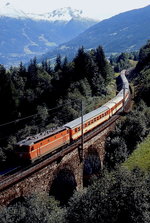 Mitte der 1980er Jahre schlängelt sich eine 1044 mit ihrem Schnellzug die Tauernnordrampe oberhalb von Bad Hofgastein hinunter