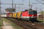 1044 048 mit  Gartnerzug  aus Lambach auf der Fahrt in den Verschiebebahnhof Wels. Aufgenommen am 12. April 2007 im Bahnhof Wels.